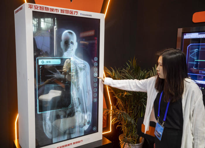 Eine Frau manipuliert den Bildschirm eines medizinischen diagnostischen Bildgebungsgerätes auf der China Hi-Tech Fair (CHTF) in Shenzhen. Foto: epa/Alex Plavevski