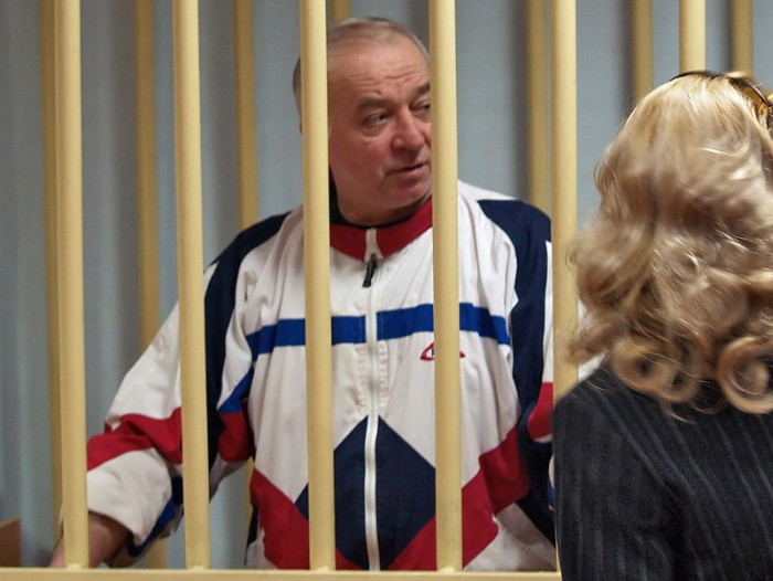 Die Aufnahme aus dem Jahr 2006 zeigt Sergei Skripal im Gespräch mit seiner Anwältin in einer Zelle des Moskauer Militärgerichts. Foto: epa/