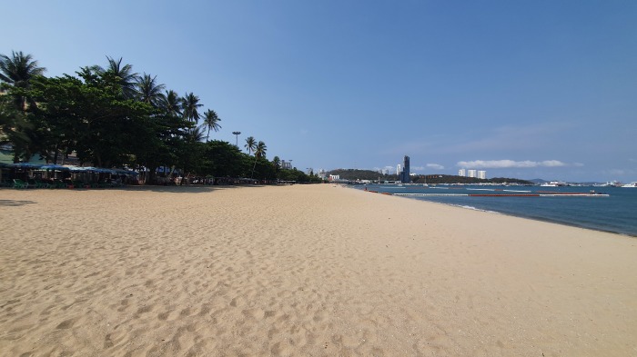 Pattayas Strand an der Beach Road in Zeiten sozialer Distanzierung. Foto: Jahner