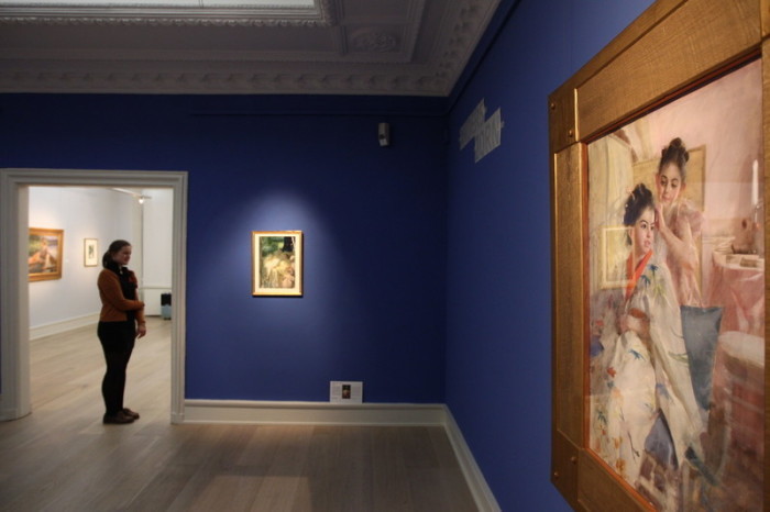 Ein Besucher betrachtet im Museum das Gemälde 