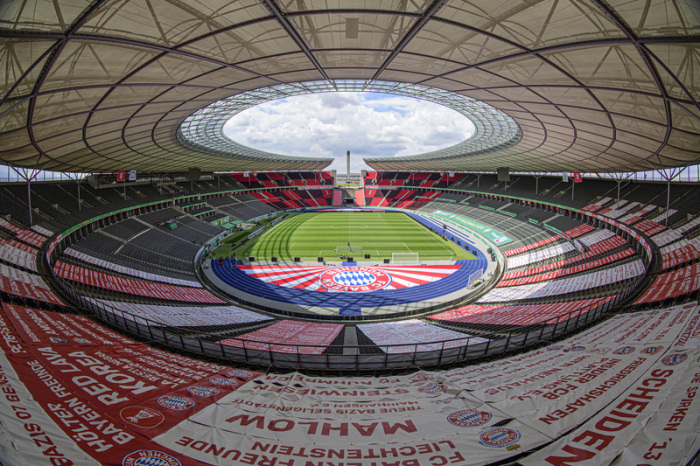 DFB-Pokal, vor dem Finale Bayer Leverkusen - FC Bayern, Blick in das Olympiastadion. Banner des FC Bayern sind in einer Kurve auf den Rängen angebracht. Foto: Robert Michael/dpa-zentralbild/dpa
