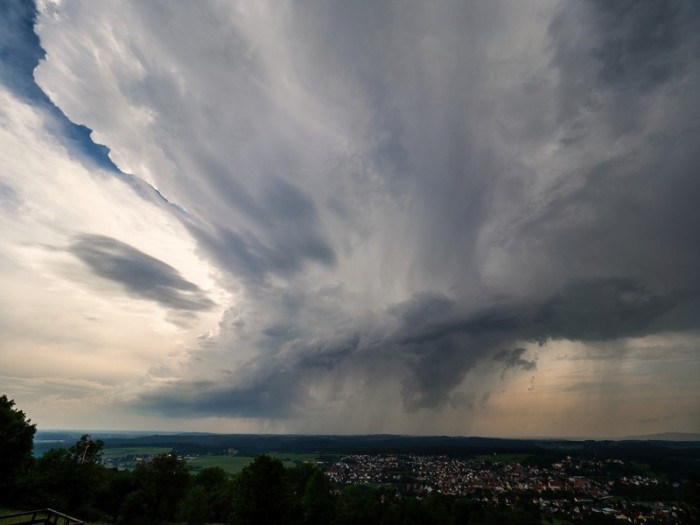 Dunkle Wolken über Schnaittach (DE. Foto: Nicolas Armer, epa