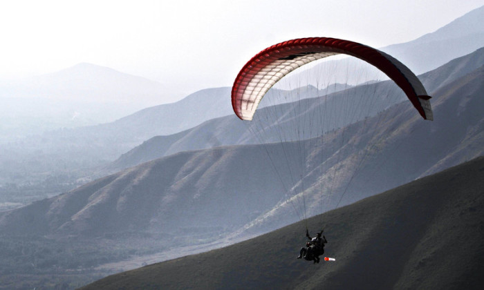 Ein Paraglider. Archivbild: epa/Farooq Khan