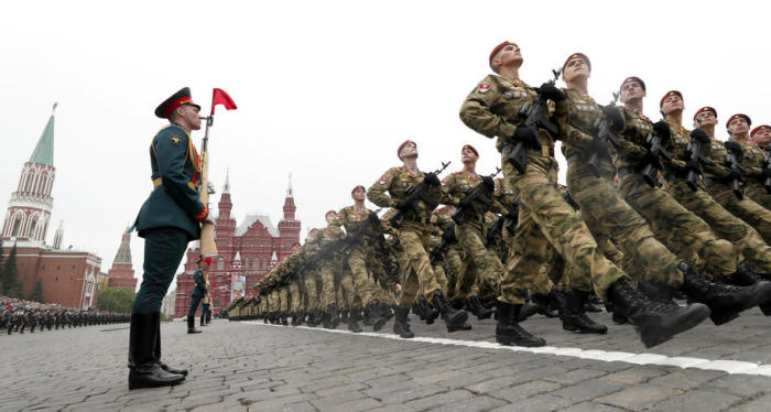 Russische Militärangehörige marschieren am 9. Mai 2019 während der Siegesparade. Foto: epa/Juri Kochetkov