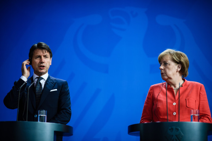 Bundeskanzlerin Angela Merkel (r.) und der italienische Ministerpräsident Giuseppe Conte (l.). Foto: epa/Clemens Bilan