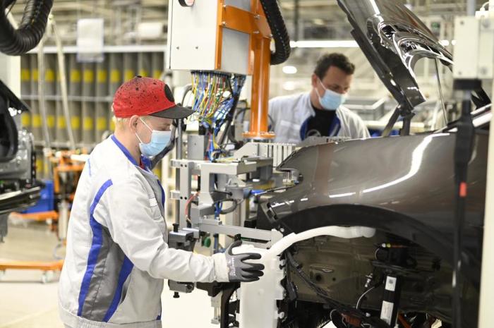 Volkswagen zeigt den Arbeiter mit Gesichtsmasken in der ID.3-Elektroauto-Produktionslinie im Volkswagen (VW)-Werk in Zwickau.  Foto: epa/Volkswagen