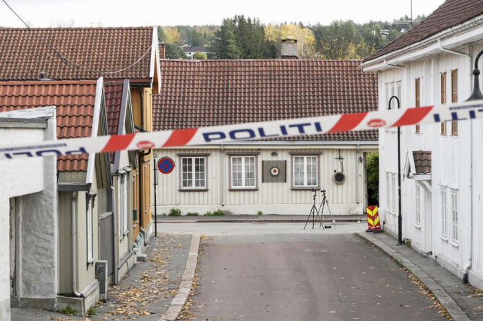 Eine Polizeisperre wird zwei Tage nach einem Anschlag in Kongsberg errichtet Foto: epa/Terje Pedersen