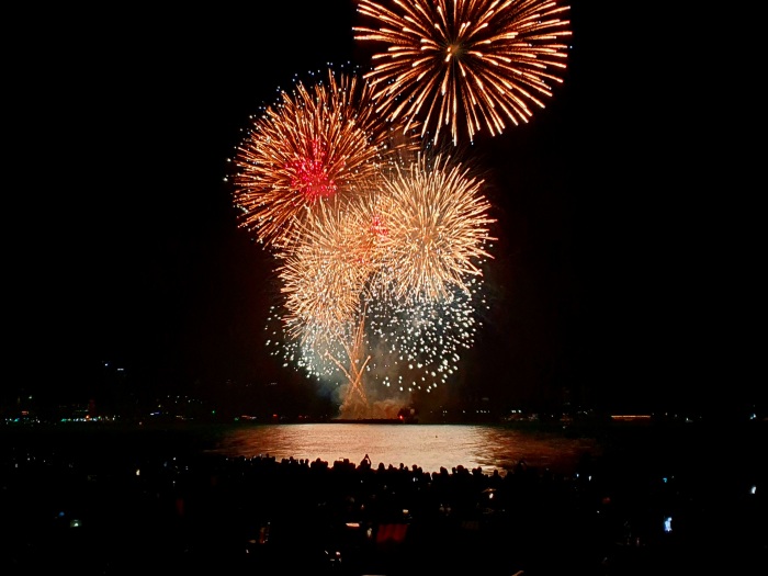 Flammende Sterne über Pattaya bei diesjährigen Feuerwerksfestival. Fotos: Jahner