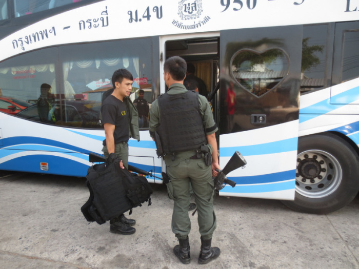 Freitagnachmittag um 16.30 Uhr am Don Sak Pier der Raja-Fähre: Etwa 80 Elitepolizisten rücken aus Koh Samui ab und werden in zwei Doppeldeckerbussen zurück nach Bangkok gebracht. (Fotos: Gruber, Polizei).