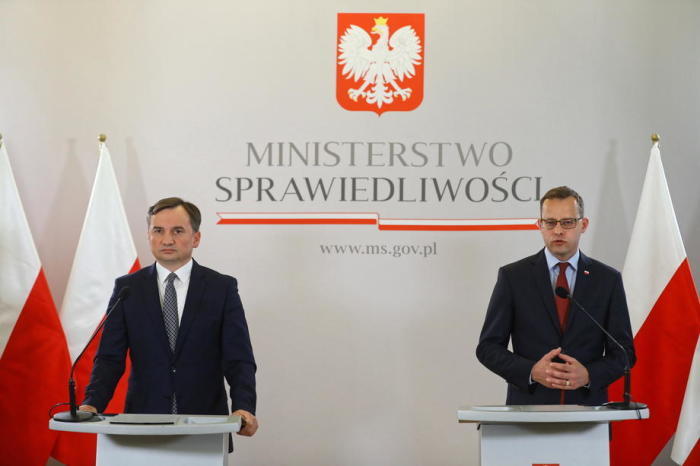 Der polnische Justizminister Zbigniew Ziobro (L) und der stellvertretende Justizminister Marcin Romanowski (R) nehmen an einer Pressekonferenz teil. Foto: epa/Rafal Guz