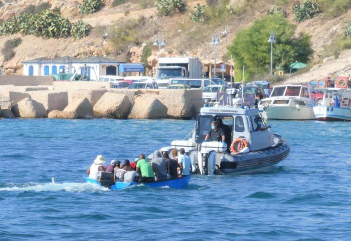 Migranten landen in Lampedusa, Sizilien. Foto: epa/Elio Desiderio