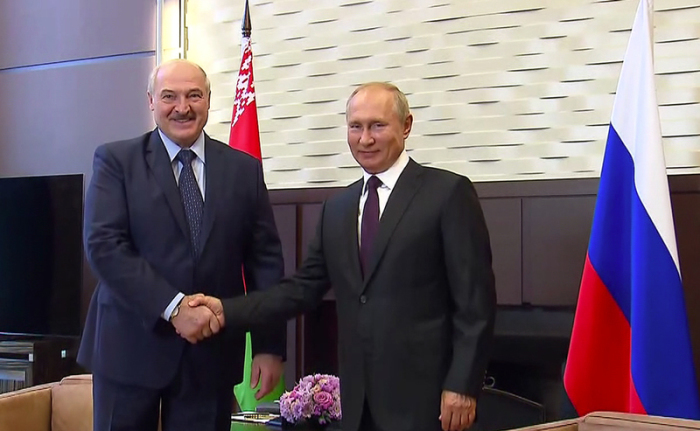 Das Nachbarland solle «in diesem schwierigen Moment» die Hilfe aus Moskau bekommen, sagte Putin bei dem Treffen mit Lukaschenko in Sotschi. Foto: -/Russian Presidential Press Service/dpa