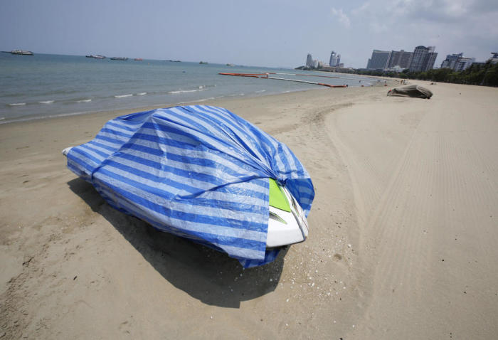 Menschenleerer Pattaya Beach im September 2021. Die lokale Tourismusbranche wartet auf ausländische Besucher. Foto: epa/Narong Sangnak
