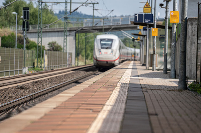 Ein Zug passiert den Bahnhof im osthessischen Neuhof. An 92 Prozent der Bahnhöfe in Deutschland gibt es kein Servicepersonal. Foto: Frank Rumpenhorst/Dpa