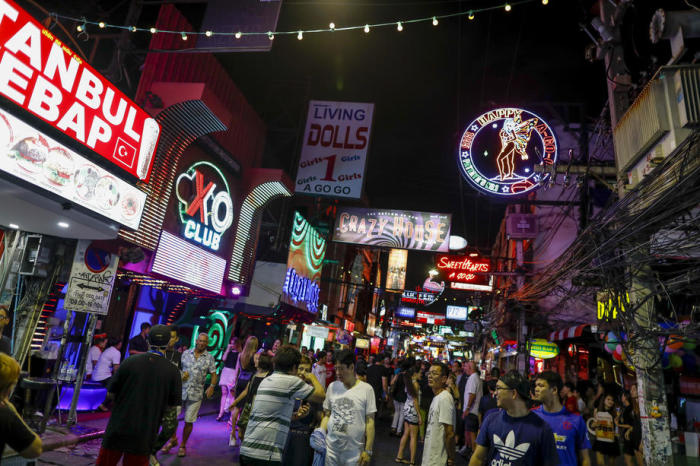 Eine Momentaufnahme aus Pattayas Walking Street in besseren Tagen. Foto: epa/Diego Azubel