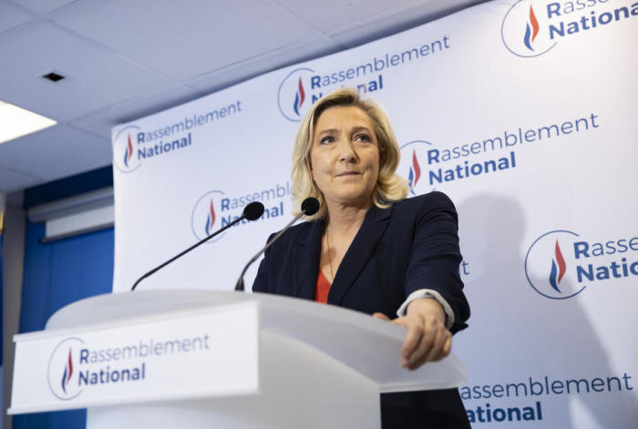 Die Vorsitzende der rechtsextremen Partei Rassemblement National (RN), Marine Le Pen, gibt eine Erklärung in der Parteizentrale in Nanterrre bei Paris ab. Foto: epa/Ian Langsdon