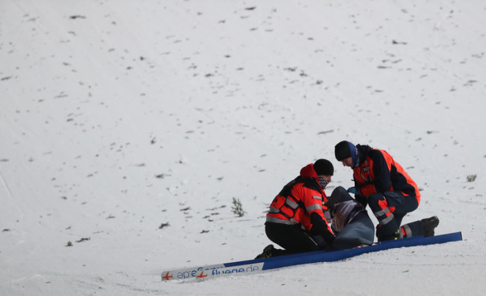 Skispringer David Siegel erlitt einen schweren Sturz am Samstag in Zakopane. Foto: epa/Grzegorz Momot