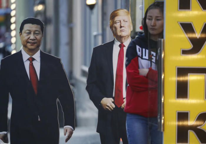 Pappfiguren des chinesischen Präsidenten Xi Jinping und des US-Präsidenten Donald Trump. Foto: epa/SERGEI ILNITSKY