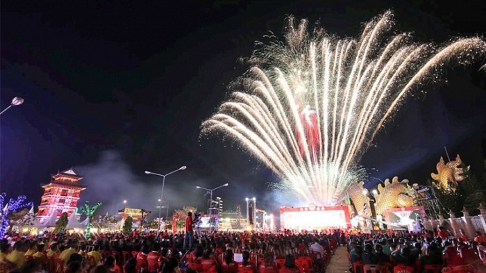 Mit Konzerten, Feuerwerk und jede Menge kultureller Aufführungen begrüßt Suphanburi das Jahr der Metalllratte. Fotos TAT