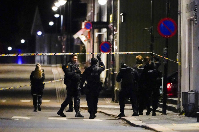 In Kongsberg untersucht die Polizei den Ort eines Anschlags. Foto: epa/Hakon Mosvold Larsen