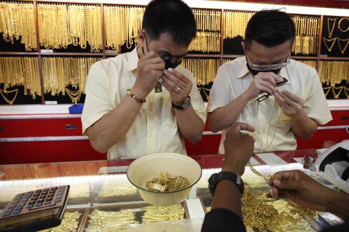 Viele Thais trennten sich Ende Juli von ihrem Goldschmuck, um an Bargeld zu kommen. Foto: epa/Rungroj Yongrit