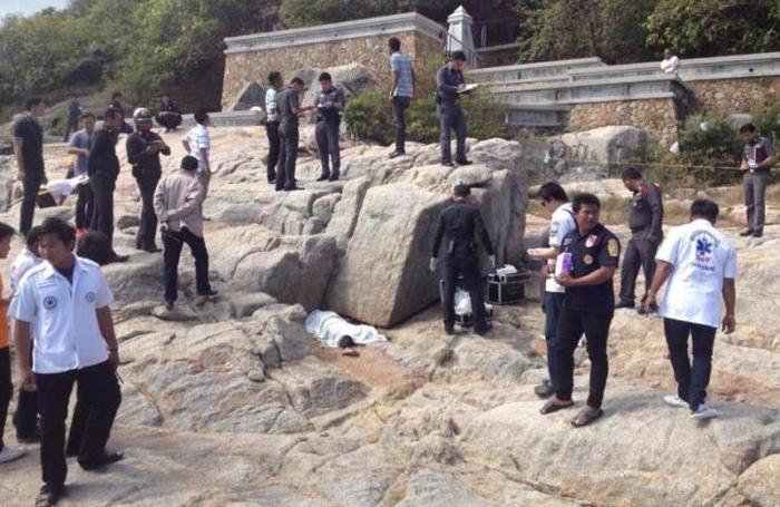 Tatort unterhalb der Aussichtsplattform am Strand – zwischen den Badeorten Chaweng und Lamai. Die Leiche lag zwischen den Felsen. Die Täter wollten es wie eine Vergewaltigung aussehen lassen.