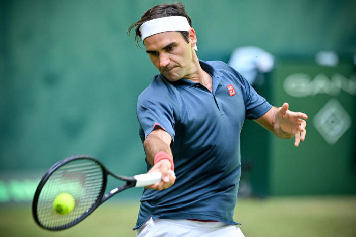 Schweizer Roger Federer schlägt eine Vorhand während seines Achtelfinalspiels gegen Felix Auger-Aliassime aus Kanada beim ATP-Tennisturnier Noventi Open in Halle. Foto: epa/Sascha Steinbach