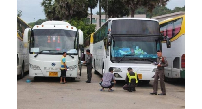 15 Busse eines Anbieters für „Zero-Dollar-Reisen“ werden am Montag versteigert. Foto: Kritsada Mueanhawong / Phuket Gazette