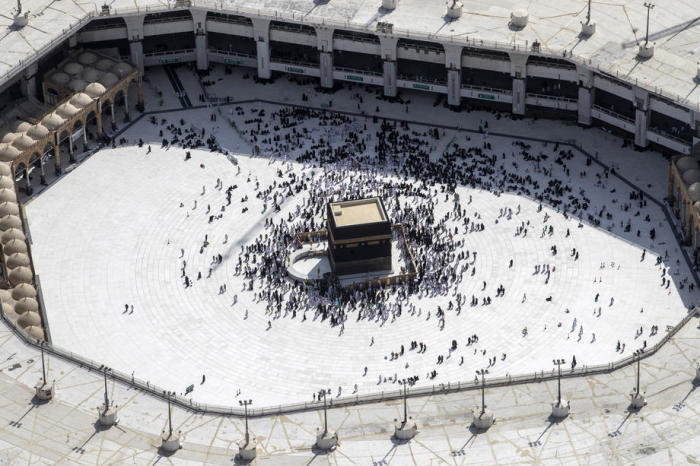 Muslime beten beim Hadsch um die Kaaba und die Große Moschee in Mekka. Foto: epa/Sedat Suna