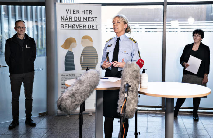 Polizeidirektorin Anne Marie Roum Svendsen (C) von der nordjütländischen Polizei spricht während einer Pressekonferenz über die COVID-19-Situation in Aalborg. Foto: epa/Henning Bagger