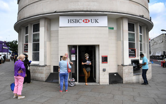 Die Kunden außerhalb einer HSBC-Bankfiliale in London. Foto: epa/Andy Rain