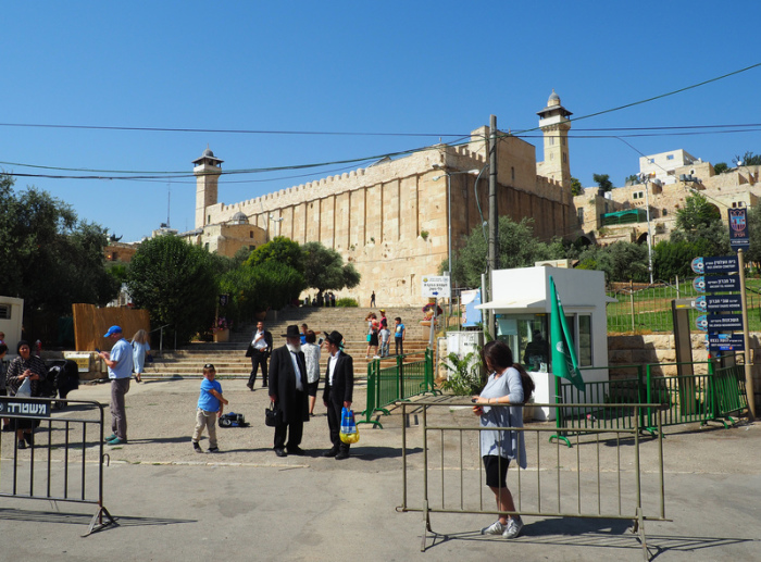 Die Patriarchengräber in Hebron im Westjordanland (Palästinensische Autonomiegebiete) mit dem Zugang zur Synagoge, aufgenommen am 08.08.2017. Foto: dpa/Stefanie Järkel