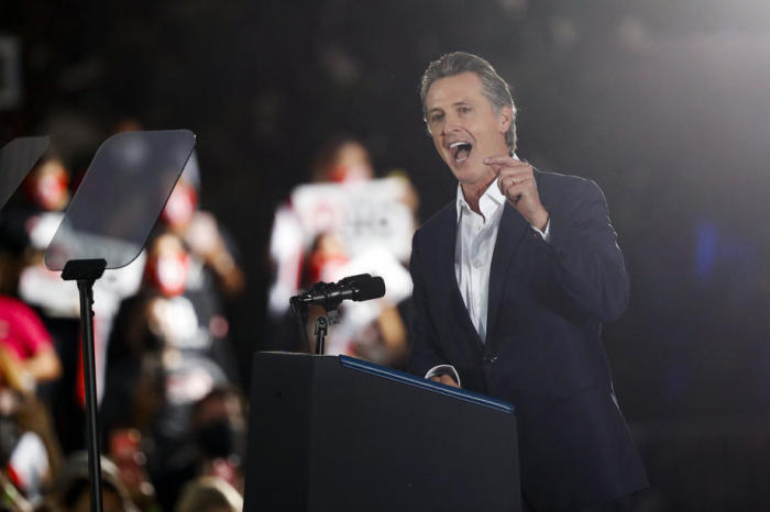 Kaliforniens Gouverneur Gavin Newsom spricht während einer Wahlkampfveranstaltung in Long Beach. Foto: epa/Caroline Brehman