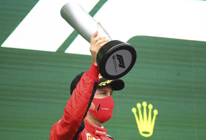 Der dritte deutsche Formel-1-Pilot Sebastian Vettel von der Scuderia Ferrari feiert nach dem Formel-1-Grand 2020 der Türkei auf dem Podium. Foto: epa/Clive Mason