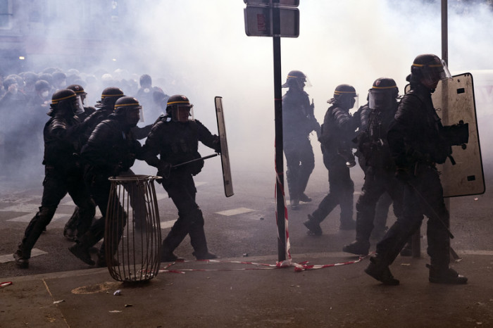 Bereitschaftspolizisten gehen gegen gewaltbereite Demonstranten vor. Foto: epa/Etienne Laurent