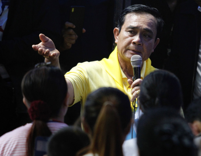 Thailands Premierminister Prayut Chan-o-cha spricht zu den Familienmitgliedern der vermissten Jugendlichen. Foto: epa/