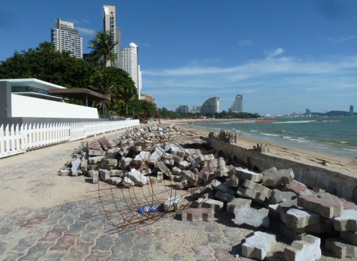 Nur wenige Wochen nach dem Wiederaufbau liegt die Promenade am Wongamat-Strand wieder in Schutt und Asche. Fotos: bj