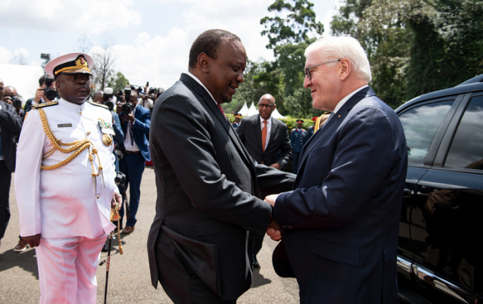 Bundespräsident Frank-Walter Steinmeier (r) wird von Uhuru Kenyatta, Präsident von Kenia, mit militärischen Ehren am Amtssitz des Präsidenten begrüßt. Foto: Bernd von Jutrczenka/Dpa