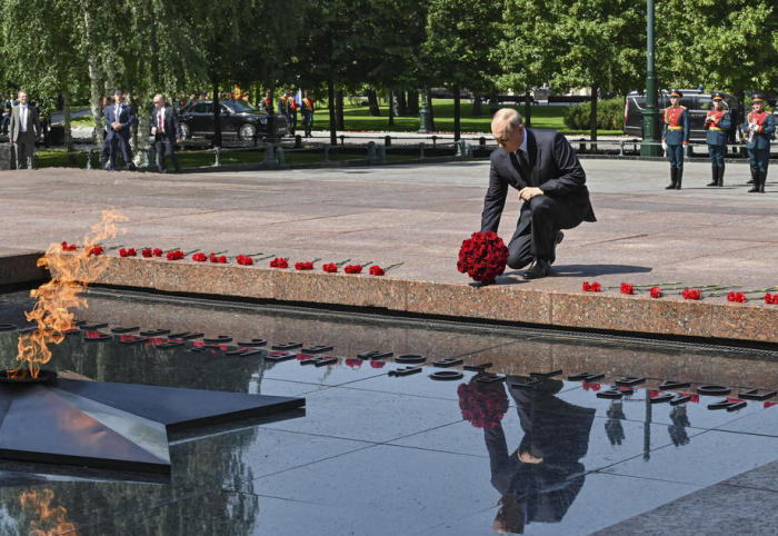 Der russische Präsident Wladimir Putin nimmt an einer Kranzniederlegung am Grabmal des Unbekannten Soldaten im Alexandrowski-Garten nahe der Kremlmauer in Moskau teil. Foto: epa/Alexej Nikolski/sputnik/kreml