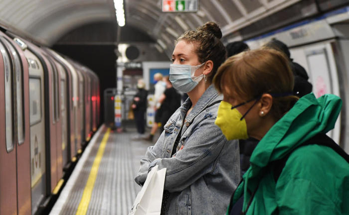 Berufspendler in der Londoner U-Bahn. Foto: epa/Andy Rain