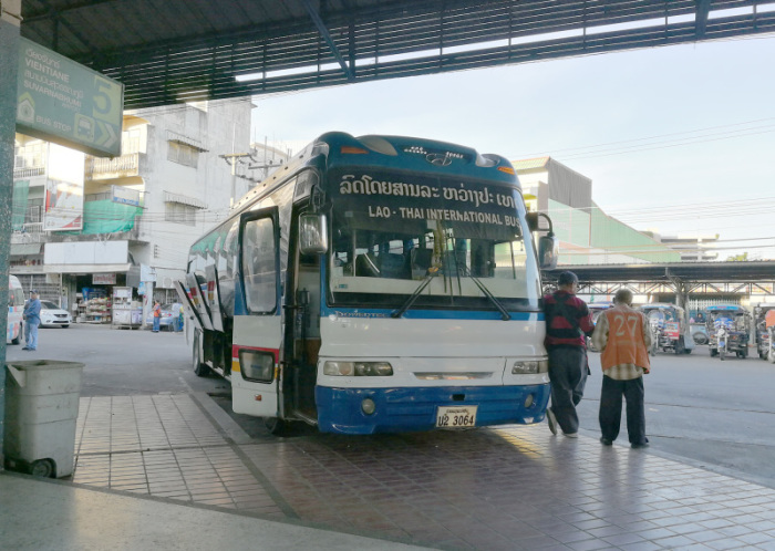 Der Thai Lao International Bus fährt vom Udon Thani Bus Terminal nach Vientiane. Aufpassen, er wartet nicht lange an der Grenze. Taxi nach Vientiane kostet 300 Baht! Fotos: Kuno Paulus