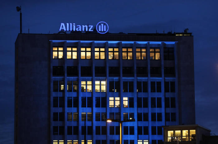 Sicht auf ein Logo der Allianz-Versicherung auf dem Dach eines Gebäudes in Berlin. Foto: epa/Felipe Trueba