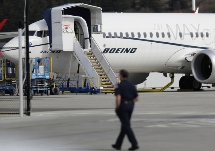 Ein Arbeiter geht auf dem Boeing Field an einer Boeing 737 Max vorbei. Foto: Ted S. Warren/Ap/dpa