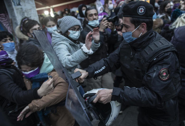 Ein türkischer Polizist blockiert Frauen während einer Demonstration gegen den Austritt der Türkei aus der Istanbul-Konvention in Istanbul. Foto: epa/Clemens Bilan
