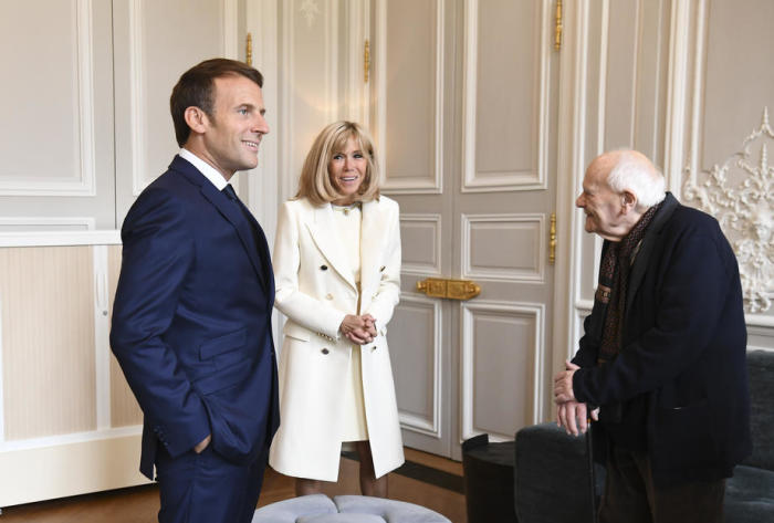 Der französische Präsident Emmanuel Macron (L), seine Frau Brigitte (C) und Christian Chenay (R), mit 98 Jahren der älteste und immer noch aktive Arzt Frankreichs, bei der traditionellen Zeremonie 