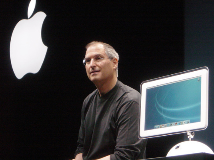 Apple-Chef Steve Jobs präsentiert auf der Fachmesse Macworld Expo in New York den damals neuen iMac 17 Zoll. Foto: Christoph Dernbach