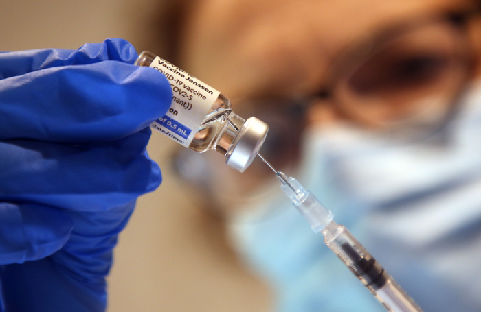 Arzthelferin zieht in einer Praxis einer Hausärztin eine Spritze mit dem Corona-Impfstoff Janssen von Johnson & Johnson gegen das Corona-Virus auf. Foto: Wolfgang Kumm/dpa