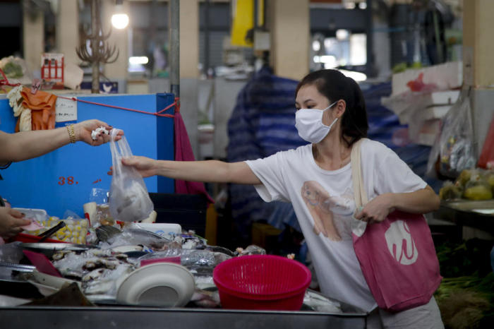 Der Rückgang an Neuinfektionen in Thailand hat zu einer Entspannung aber auch Nachlässigkeit in der Bevölkerung geführt, weshalb die Behörden daran erinnern, dass die Maskenpflicht nach wie vor besteht. Foto: epa/Diego Azubel