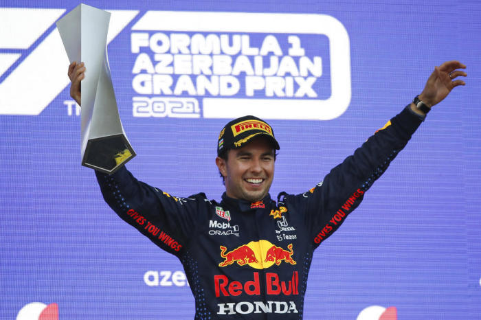 Der siegreiche mexikanische Formel-1-Pilot Sergio Perez von Red Bull Racing feiert auf dem Podium nach dem Formel-1-Grand-Prix von Aserbaidschan in der Stadt Baku. Foto: epa/Maxim Shemetov