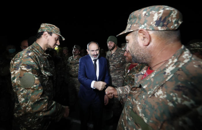 Der armenische Premierminister Nikol Pashinyan (C) begrüßt die armenischen Reservisten in Eriwan. Foto: epa/Tigran Mehrabyan